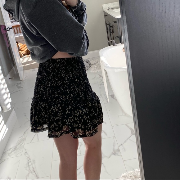 High Wasted Mini Skirt - Picture 4 of 5